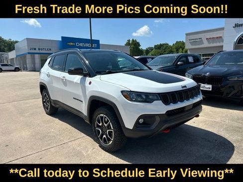 Used 2025 Jeep Compass Trailhawk AWD/4WD image 2