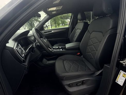 Used 2025 Volkswagen Atlas Cross Sport SE FWD image 29