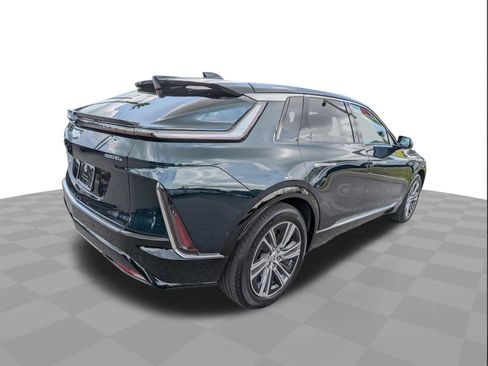 Certified 2024 Cadillac Lyriq Luxury AWD/4WD image 4
