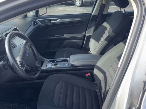 Used 2018 Ford Fusion SE w/ Fusion SE Technology Package image 2