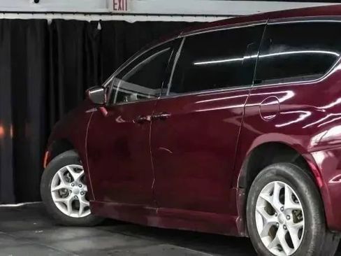 Used 2018 Chrysler Pacifica Touring Plus w/ Tire & Wheel Group FWD image 12