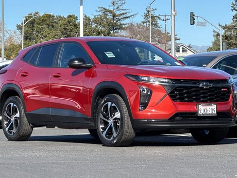 Used 2024 Chevrolet Trax RS image 2