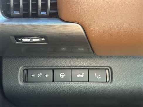 Used 2024 Nissan Pathfinder Platinum w/ Black Appearance Package image 32