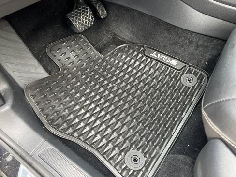 Certified 2023 Volkswagen Taos SE w/ Panoramic Sunroof Package image 15