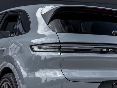 Certified 2024 Porsche Cayenne AWD/4WD image 13