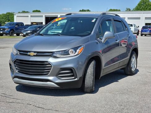 Used 2019 Chevrolet Trax LT w/ LT Convenience Package FWD image 3