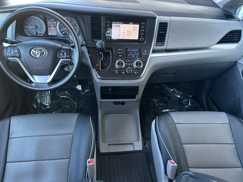 Used 2019 Toyota Sienna L FWD image 10