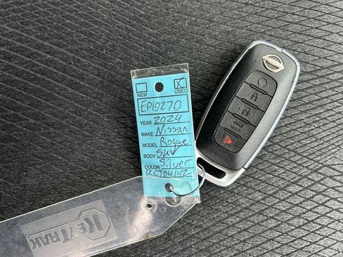 Used 2024 Nissan Rogue SV image 29