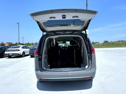 Used 2022 Chrysler Pacifica Touring-L FWD image 22