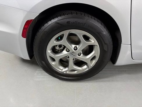 Used 2024 Chrysler Pacifica Limited image 10