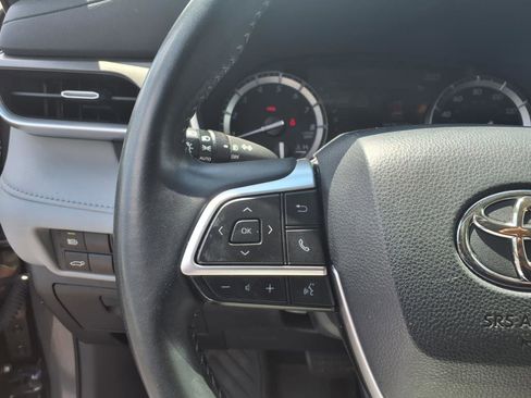 Used 2022 Toyota Highlander XLE image 10