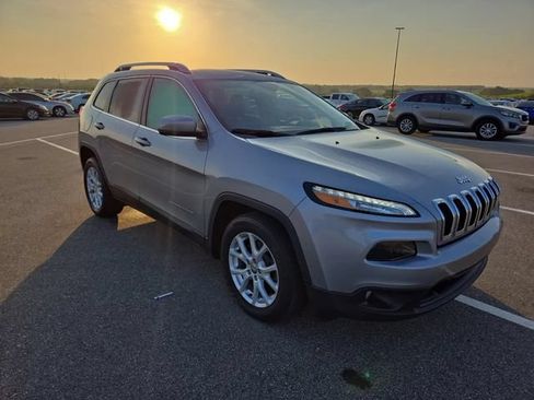 Used 2017 Jeep Cherokee Latitude w/ Safety/Convenience Group FWD image 4