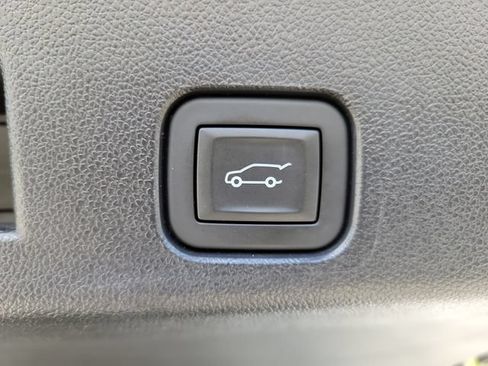 Certified 2025 Chevrolet Traverse LT w/ Sun and Wheel Package FWD image 12