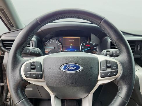 Used 2023 Ford Explorer XLT AWD/4WD image 16