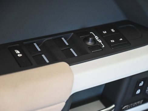 Used 2023 Land Rover Defender 110 X-Dynamic SE image 9