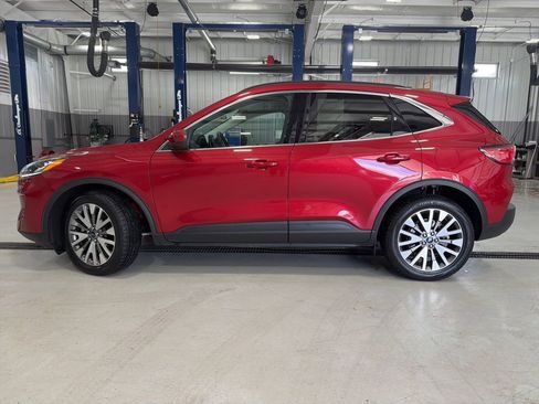 Used 2022 Ford Escape Titanium AWD/4WD image 3