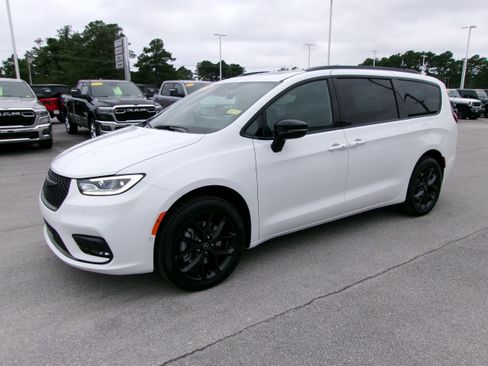 New 2026 Chrysler Pacifica Limited w/ S Appearance Package image 2