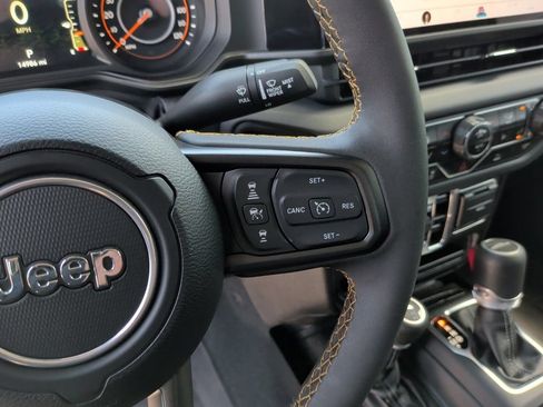 Used 2024 Jeep Gladiator Sport AWD/4WD image 18