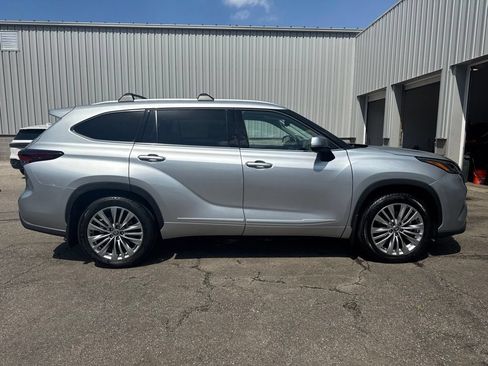 Used 2025 Toyota Highlander Platinum AWD/4WD image 4