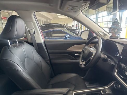 Used 2024 Toyota Grand Highlander Limited image 12