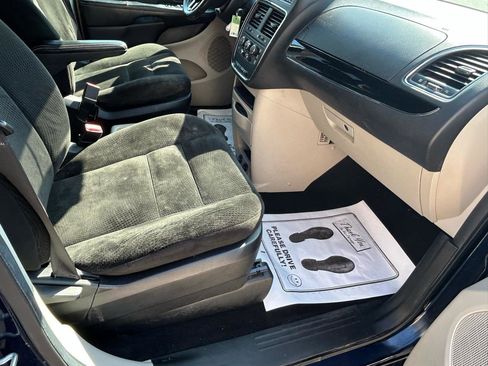 Used 2016 Dodge Grand Caravan SE FWD image 12