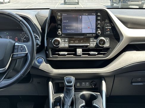 Used 2022 Toyota Highlander XLE FWD image 31