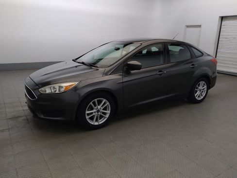 Used 2018 Ford Focus SE FWD image 2