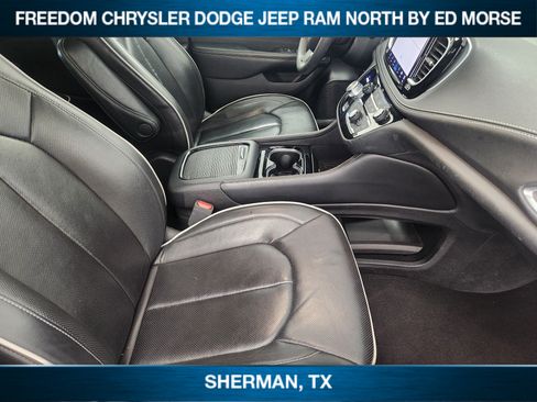 Used 2025 Chrysler Pacifica Limited FWD image 9