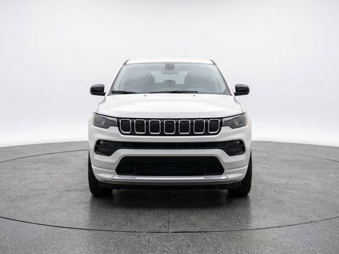 Used 2025 Jeep Compass Latitude AWD/4WD image 2
