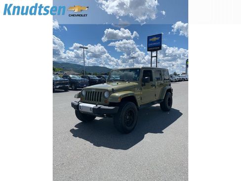 Used 2013 Jeep Wrangler Unlimited Sahara AWD/4WD image 3
