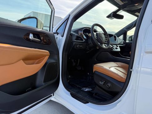 Used 2023 Chrysler Pacifica Pinnacle image 18