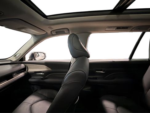 Used 2025 Toyota Grand Highlander AWD image 32