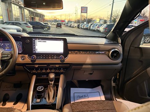 Used 2024 Chevrolet Colorado ZR2 w/ Technology Package image 32