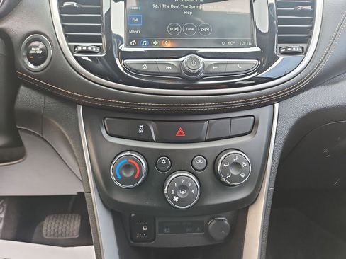Used 2018 Chevrolet Trax LT w/ LT Convenience Package FWD image 18