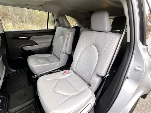 Used 2023 Toyota Highlander XLE AWD/4WD image 21