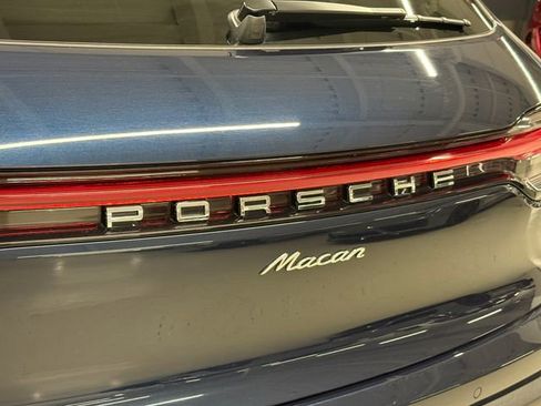 Certified 2022 Porsche Macan AWD/4WD image 14