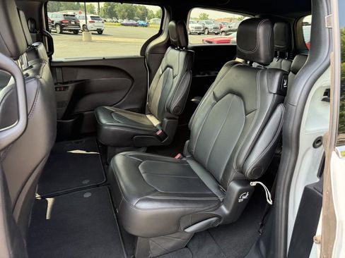 Used 2026 Chrysler Pacifica Select FWD image 13