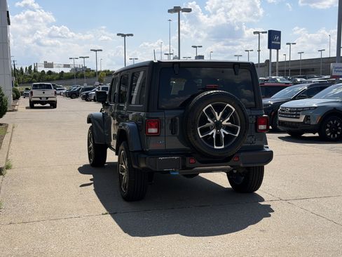 Used 2024 Jeep Wrangler Unlimited w/ LED Headlamp & Fog Lamp Group AWD/4WD image 7