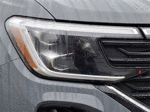 Used 2024 Volkswagen Atlas Cross Sport SE w/ Panoramic Sunroof Package image 9