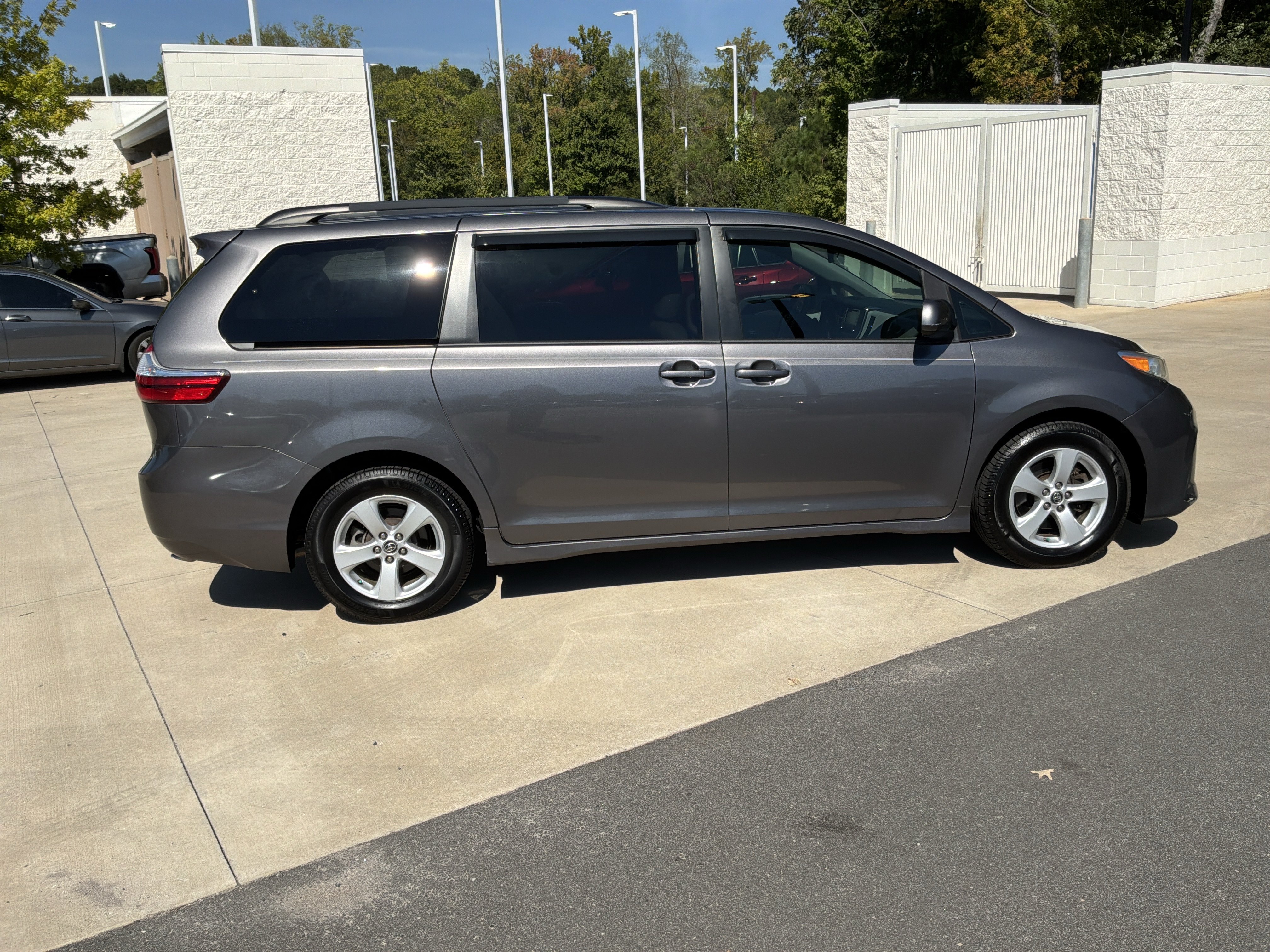 Used 2019 Toyota Sienna LE FWD image 11