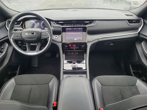 Used 2024 Jeep Grand Cherokee L Altitude image 15