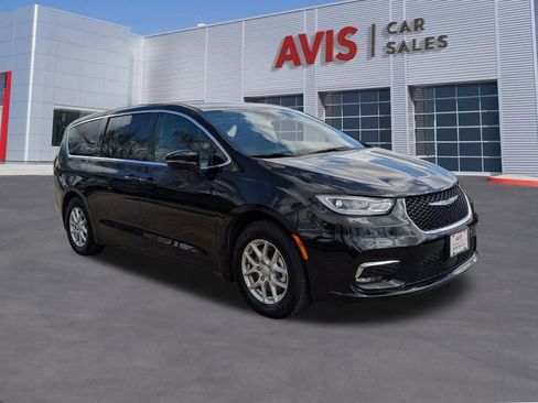 Used 2025 Chrysler Pacifica Select image 3