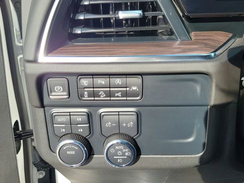 Used 2025 Chevrolet Suburban Z71 AWD/4WD image 25