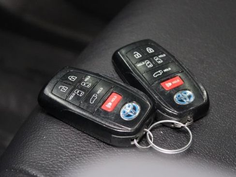Used 2022 Toyota Sienna XSE w/ XSE Plus Package FWD image 15
