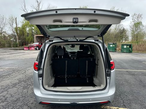 Certified 2023 Chrysler Pacifica Touring-L FWD image 18
