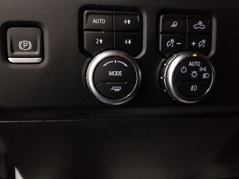 Used 2025 GMC Sierra 2500 AT4 AWD/4WD image 18