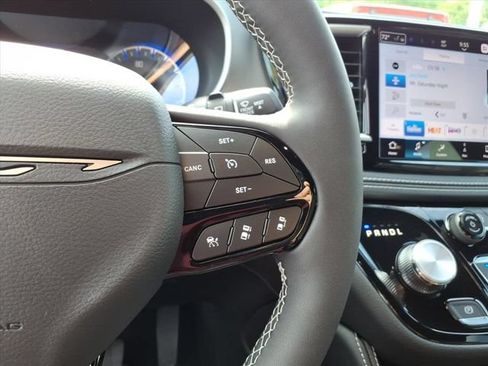 New 2027 Chrysler Pacifica Limited FWD image 22
