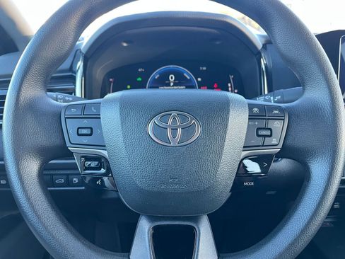 Used 2025 Toyota Camry LE image 28