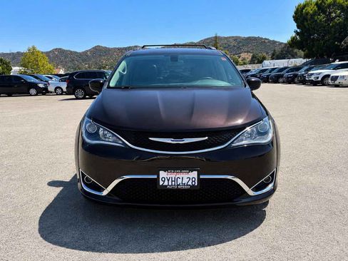 Used 2017 Chrysler Pacifica Touring-L FWD image 2