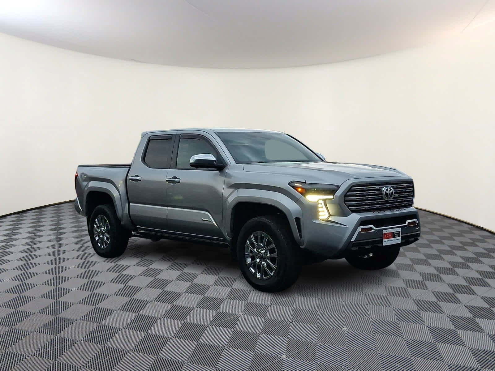 Used 2024 Toyota Tacoma Limited w/ Limited Package (LT) AWD/4WD image 4